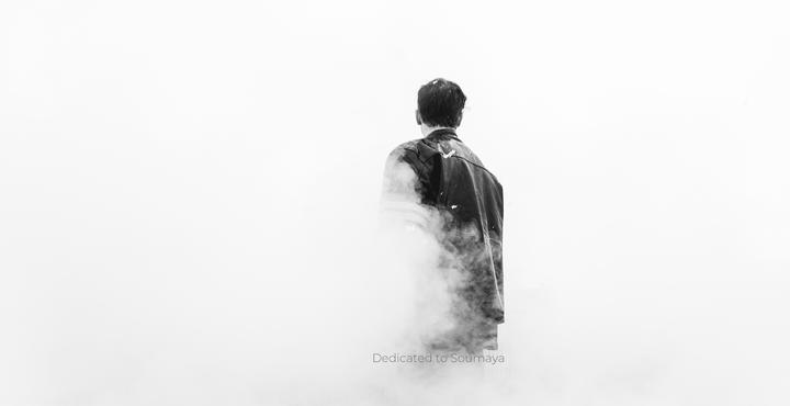 foto a preto e branco de uma figura masculina rodeada de nevoeiro